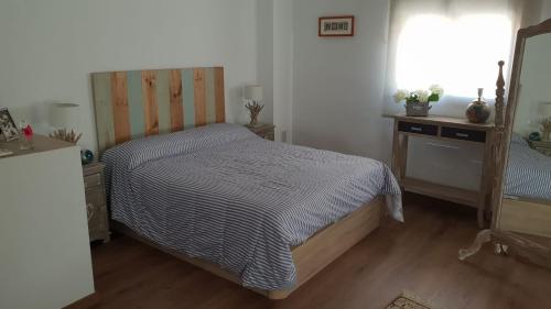 um quarto com uma cama, uma cómoda e uma janela em Casa Miguel em Montejaque