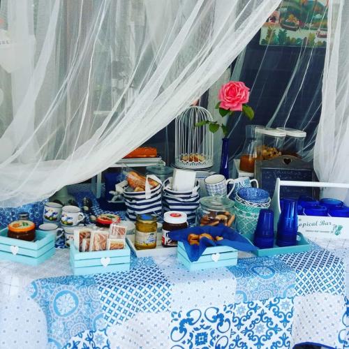 een tafel vol dozen met eten en andere spullen bij Villa Tropical in Francavilla al Mare