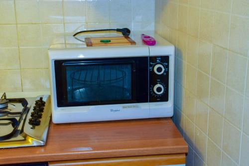 a microwave sitting on top of a kitchen counter at In Centro Da Piero - Appartamento In Via Della Viola in Perugia