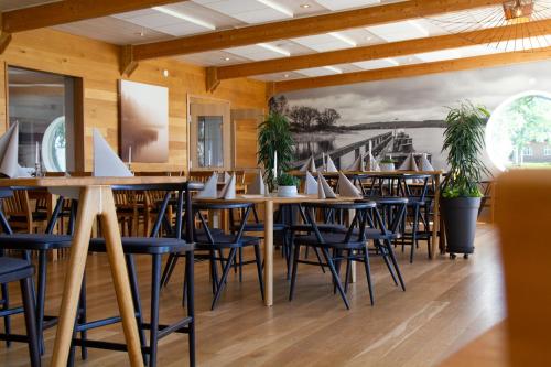 A restaurant or other place to eat at Hotel Hehrne Kök & Konferens