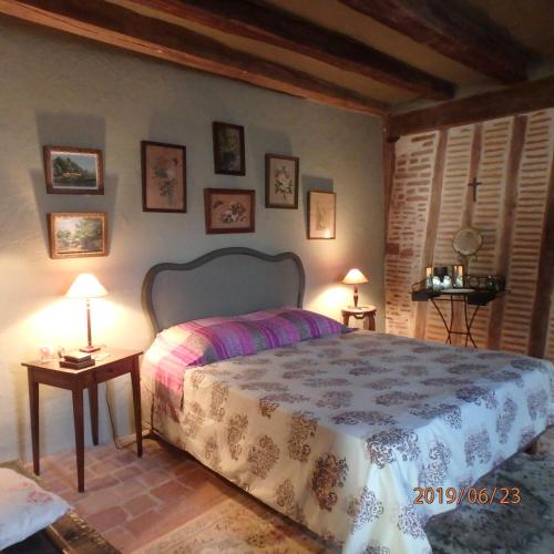 - une chambre avec un lit et 2 tables avec des lampes dans l'établissement La Pierre qui Parle, à Luynes