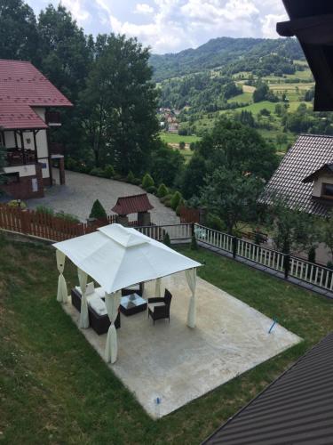 an overhead view of a pavilion with a table and chairs at Pieninski Mak. in Szczawnica