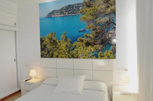 une chambre avec un lit et une vue sur l'océan dans l'établissement Mini Golf Apartments, à Canyamel