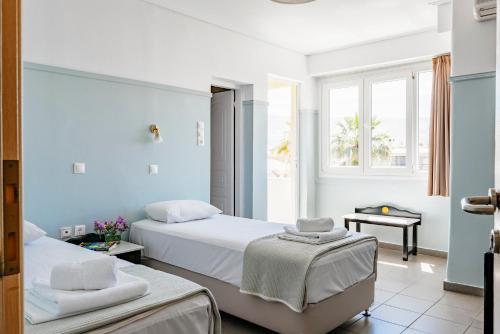 Postel nebo postele na pokoji v ubytování Phaedra Hotel