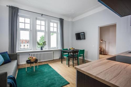 un soggiorno con divano e tavolo di Gertrude's Residence a Riga