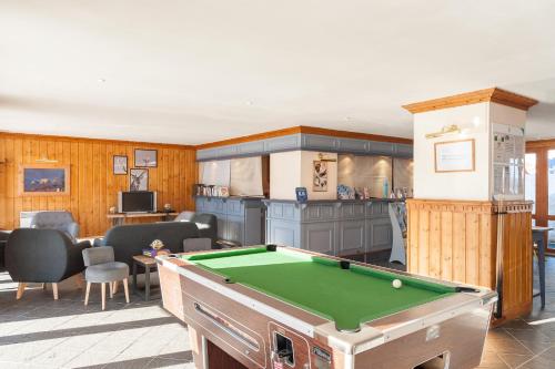 un salon avec une table de billard dans l'établissement Residence Le Mont Soleil - maeva Home, à Plagne Villages