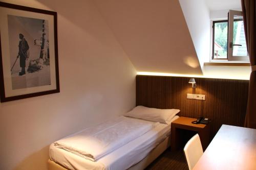 Tempat tidur dalam kamar di Gasthof Sonne