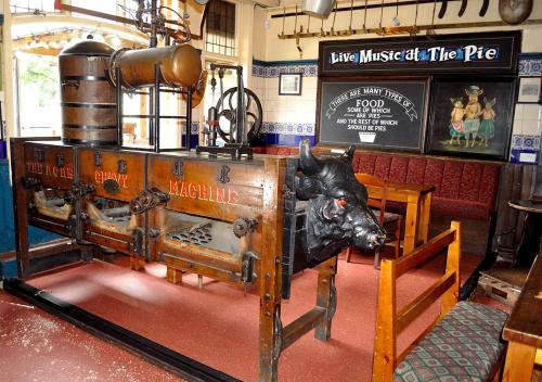 a train engine with a statue of a pig on display at Mad O'Rourkes Pie Factory in Dudley