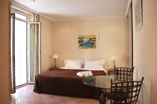 Tempat tidur dalam kamar di Viva Riviera Residence Commandant André