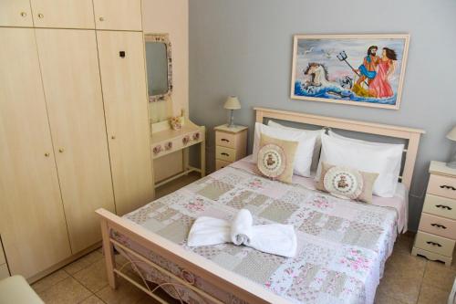 une chambre avec un lit avec une commode et un miroir dans l'établissement Nikis Home, à Réthymnon