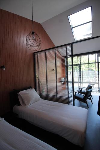 Tempat tidur dalam kamar di Bij ons 'Niek