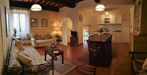 a living room with a couch and a table at Sant'Antonio Country Resort in Montepulciano