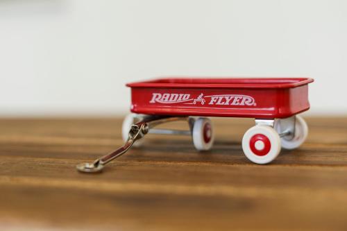 a small red toy wagon sitting on a table at Cheese Cookie Homestay in Magong