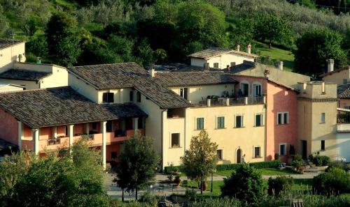 un groupe de maisons dans un village arboré dans l'établissement Il Borgo del Fattore B&B, à Foligno