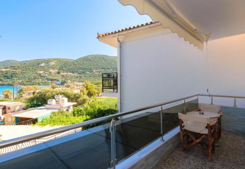 a balcony with a sink and a view at Villa Regina in Keri