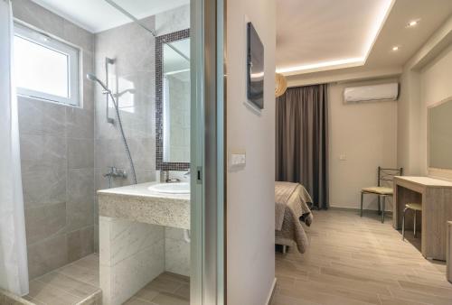a bathroom with a sink and a shower at Villa Regina in Keri