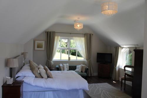 1 dormitorio con 2 camas y ventana en The Loft, Apple Lodge & Blossom Lodge en Macroom