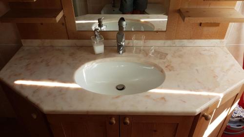 lavabo con encimera de mármol blanco en Alisea Home en Pinzolo