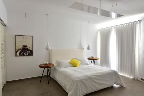 Un pat sau paturi într-o cameră la Margie Mykonos Hotel