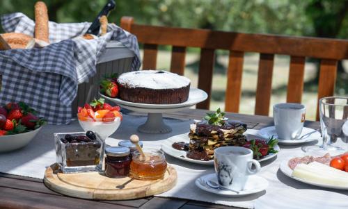 een tafel met een cake en ander eten erop bij Kopana Resort in Pefkochori