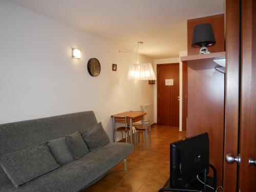  Cabirol-Vacances Pirinenca -  Room  picture :   Bath    TV    Hairdryer                           