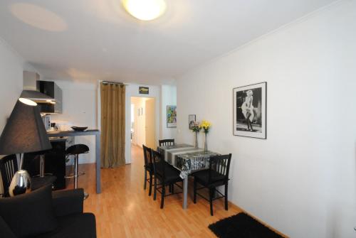 une salle à manger et un salon avec une table et des chaises dans l'établissement Les Serbes 2P RET29, à Cannes