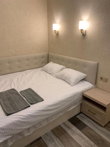 Una cama en una habitación con dos almohadas encima. en Loft Batumi, en Batumi