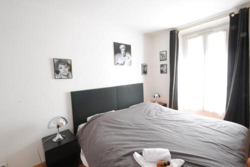 une chambre avec un grand lit et une fenêtre dans l'établissement Les Serbes 2P RET29, à Cannes