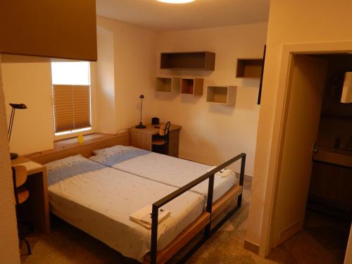 1 dormitorio con cama y ventana en Casa Riccobon 5 en Koper