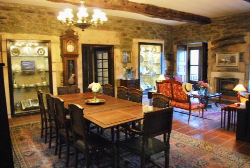 a dining room with a wooden table and chairs at Casa de Mendiz in Vale de Mendiz