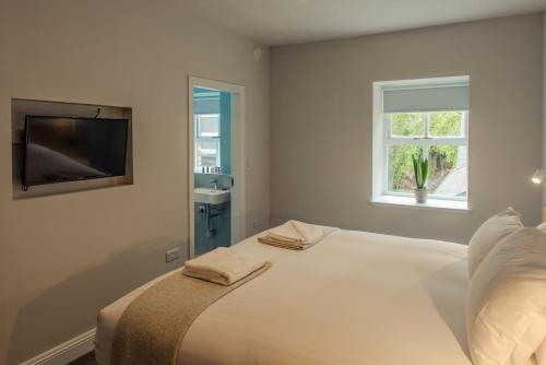 Postel nebo postele na pokoji v ubytování Hotel Isaacs Cork City