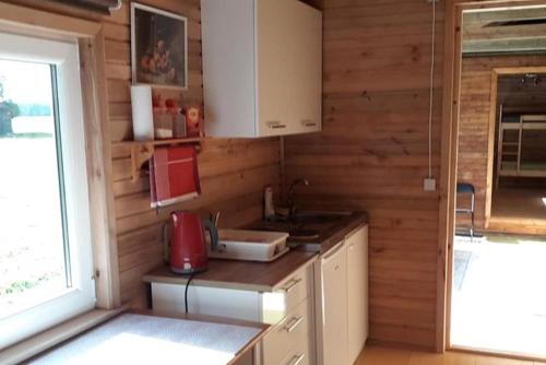 - une cuisine avec des murs en bois et un comptoir dans l'établissement Metsjärve apartments, à Põlva
