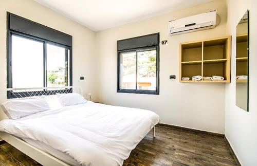Galilee Hills - Resort & Suites tesisinde bir odada yatak veya yataklar