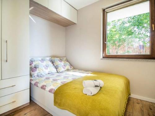 a small bedroom with a bed and a window at Agroturystyka u Moniki in Masłów