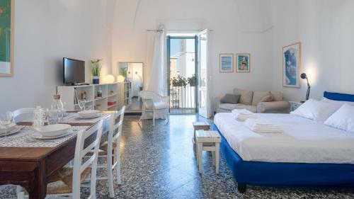 een woonkamer met een bed en een eettafel bij Italianway - Sant'Oronzo Apartment in Lecce