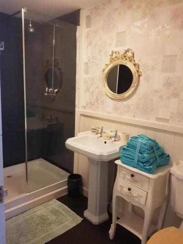 Bilik mandi di Three Sisters Cottage