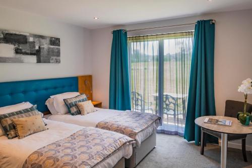 En eller flere senge i et værelse på The Stratford Park Hotel & Golf Club