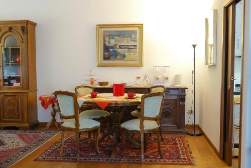 B&B Piccole Dolomiti في بيلونو: غرفة طعام مع طاولة وأربعة كراسي
