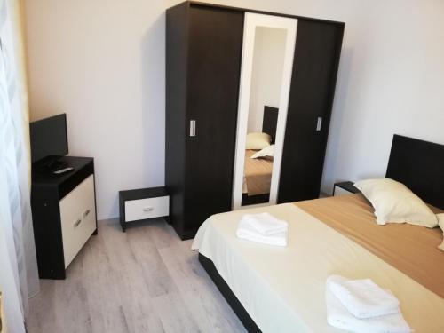 コンスタンツァにあるApartament Roxiのベッドルーム(ベッド1台、大きな鏡付)