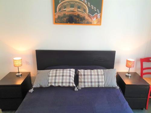 - une chambre avec un lit et 2 lampes sur les tables dans l'établissement LE 43 NICE PORT, à Nice