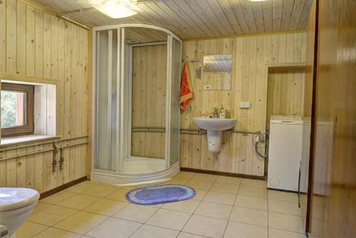 Ett badrum på Świerkowe Zacisze Domki