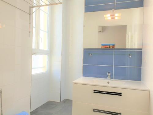 une salle de bain avec un lavabo et un miroir dans l'établissement LE 43 NICE PORT, à Nice