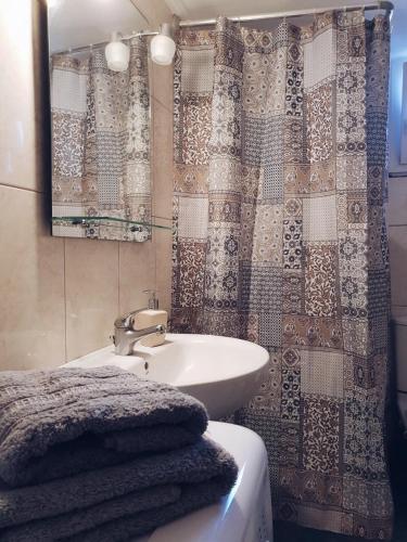 a bathroom with a sink and a mirror and a sink at Nanaapartments in Perea