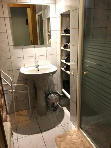 A bathroom at Gîte du ROCHER