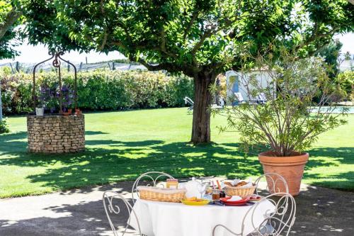a table with baskets of food on it in a park at Mas Saint Julien in Cavaillon