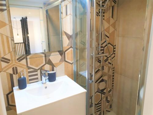 une salle de bain avec un lavabo et une douche dans l'établissement DUPLEX BALCON CENTRE MER 203, à Nice