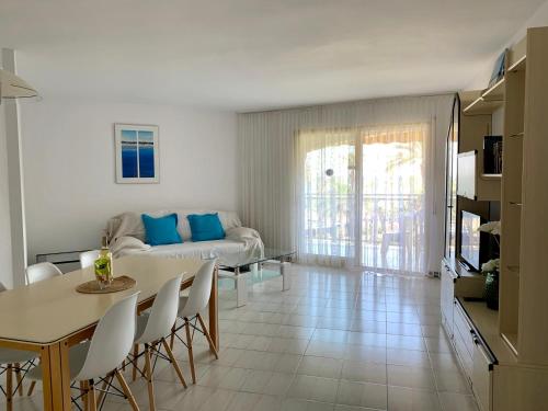 ミアミ・プラトーヤにあるHoming Miami Playa Cristal 10のテーブルとソファのあるリビングルーム