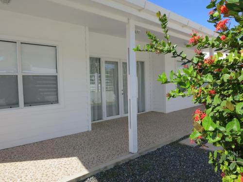 a white house with flowers in the foreground at Tamarindo in San Andrés