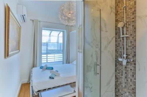 a small bathroom with a shower and a bed at Maison Bianchi - 91 Promenade des Anglais in Nice
