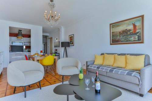 un salon avec un canapé, des chaises et une table dans l'établissement Maison Bianchi - 91 Promenade des Anglais, à Nice